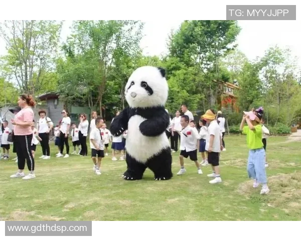 足球球星亲密接触熊猫瞬间展现独特魅力与温情互动 足球球星亲密接触熊猫瞬间展现独特魅力与温情互动