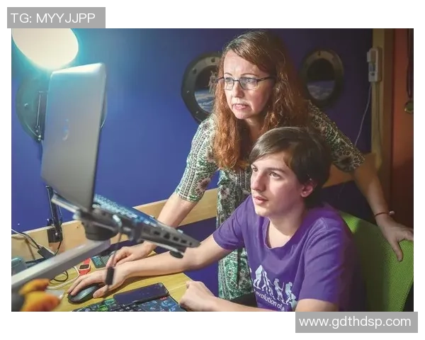 足球球星在家看电视时的心态与生活点滴揭秘