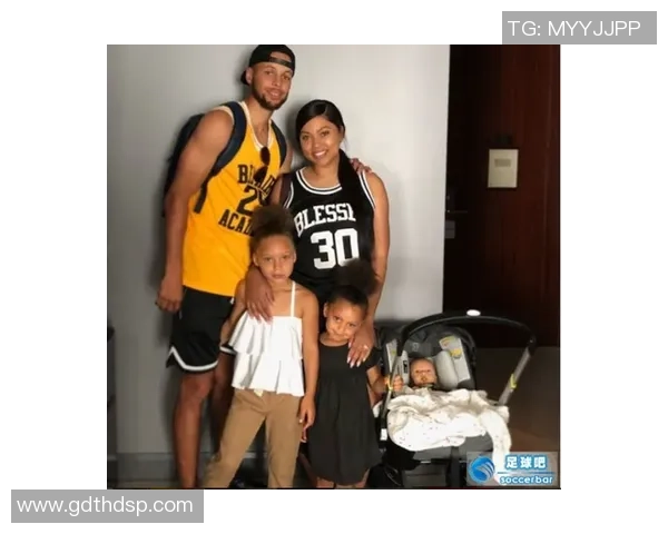 足球球星携妻子温馨合影展现家庭幸福生活引发粉丝热议