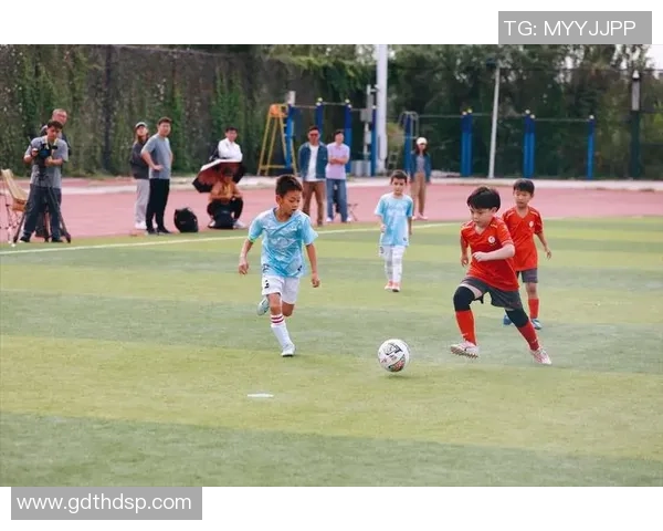 足球球星身高变化揭秘：从青涩少年到巅峰时期的成长轨迹